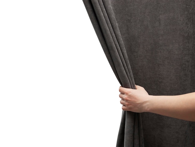 Foto la mano de la mujer abre la cortina gris.