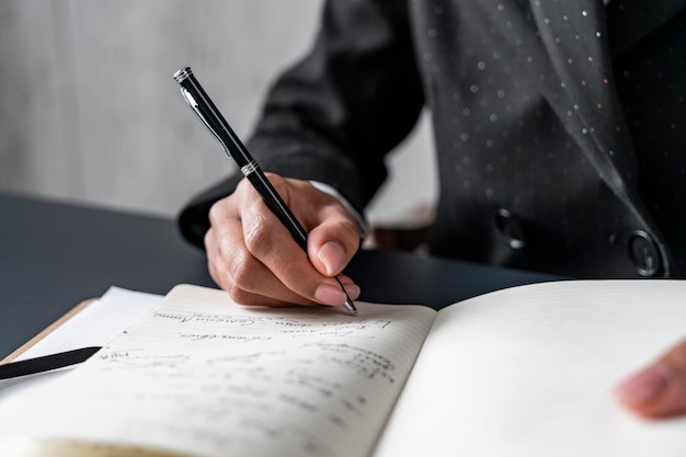 Mano de mujer africana escribiendo en cuaderno