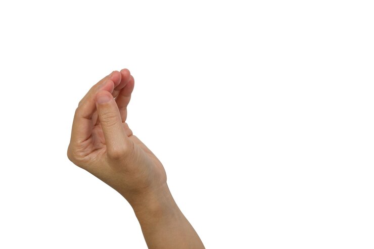 Foto la mano de una mujer aislada sobre un fondo blanco