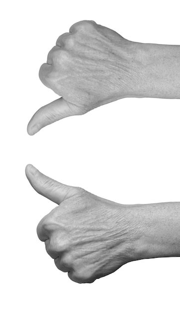 Mano de mujer anciana mostrando el gesto del pulgar hacia arriba piel arrugada símbolo de aprobación o aceptación