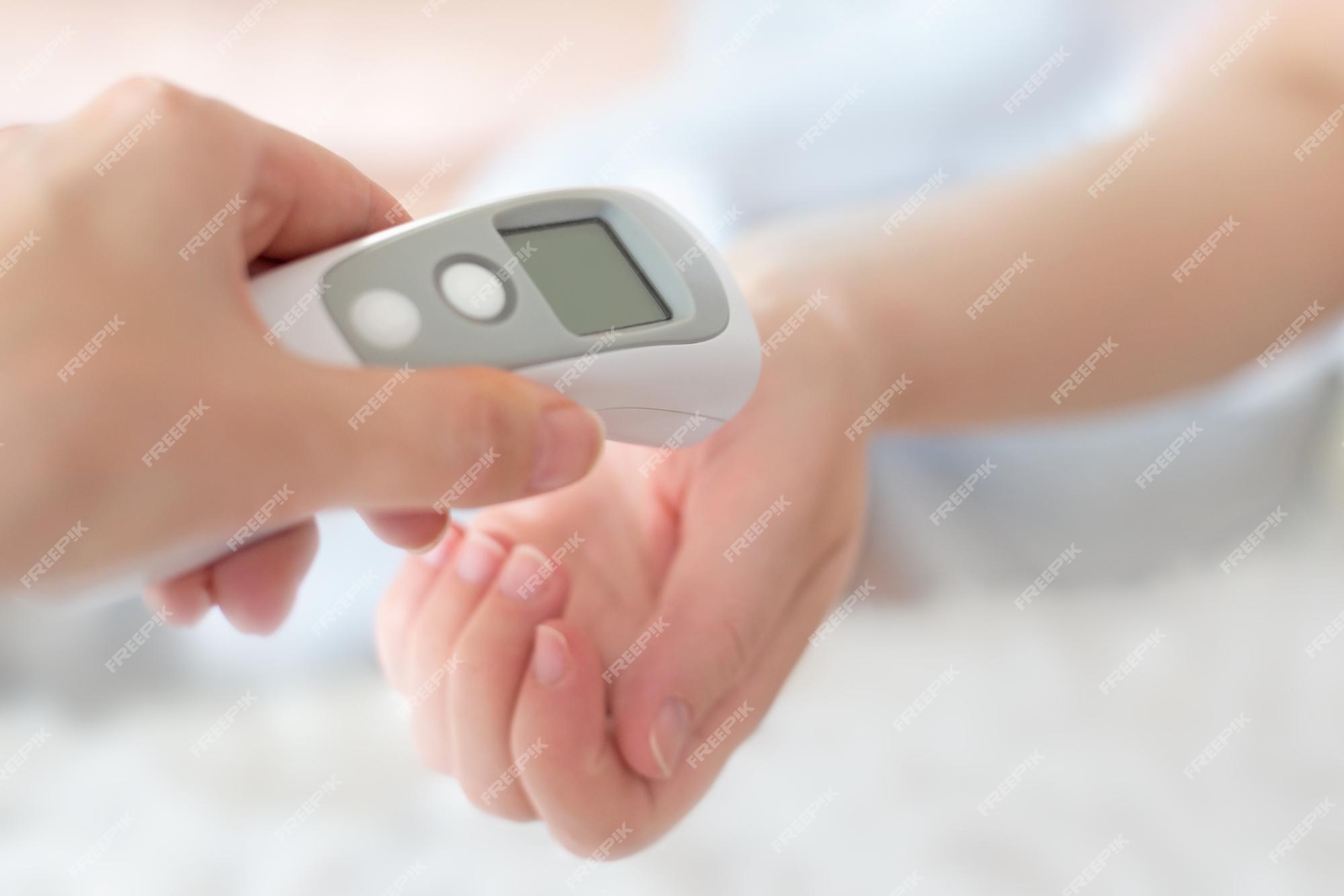 Mitones Multa pronunciación La mano de una mujer aplica un termómetro infrarrojo para medir la  temperatura corporal | Foto Premium