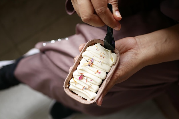 Mano de mujer comiendo una vista superior de pastel