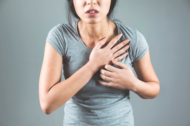 Mano de mujer en el corazón de dolor