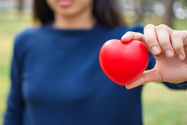 Mano de mujer con corazón rojo