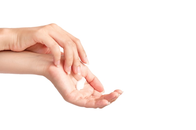 Foto la mano de la mujer es usar una crema hidratante.