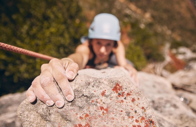 Mano de mujer y escalada en roca con cuerda en la colina de la montaña o caminatas remotas para entrenamiento y ejercicio Fitness Persona en riesgo de energía y deportes de peligro para el bienestar de la salud en la naturaleza