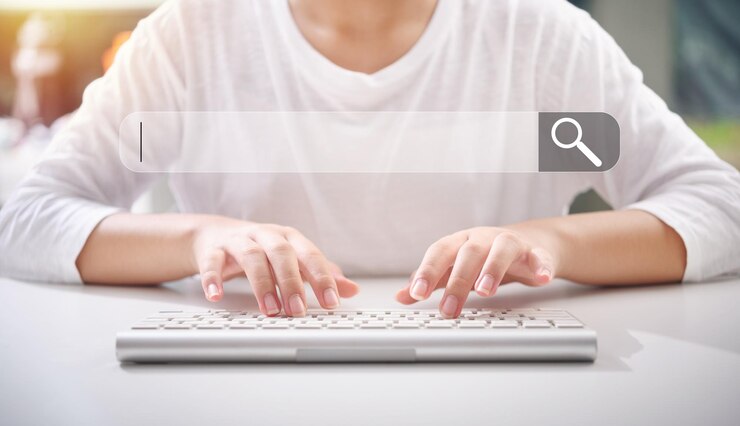 La mano de la mujer está usando un teclado de computadora para buscar información Barra de búsqueda del navegador de Internet Tecnología de búsqueda de datos Concepto de optimización del sitio web del motor de búsqueda