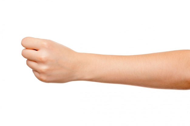 Foto mano de mujer con gesto de puño aislado en blanco