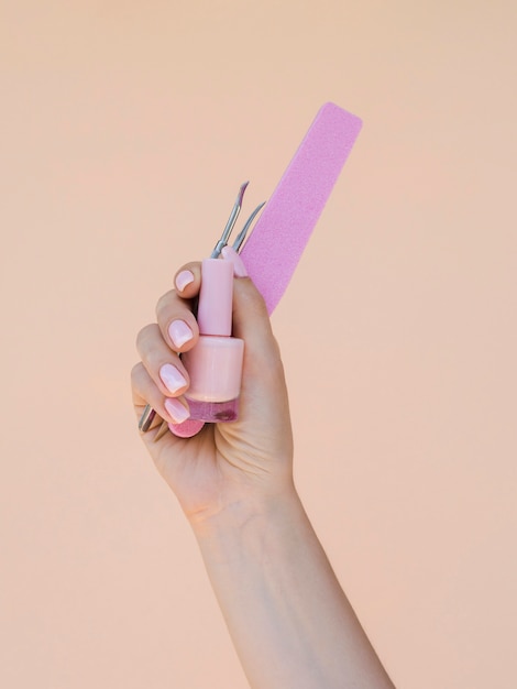 Foto mano de mujer con herramientas de manicura