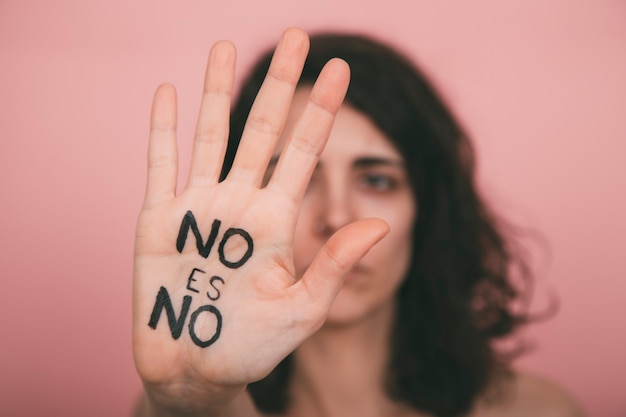 Foto mano de mujer con letras pintadas vengativas