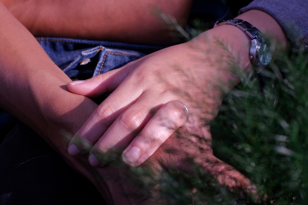 Mano de mujer, llevando, anillo, y, abrazar, hombre