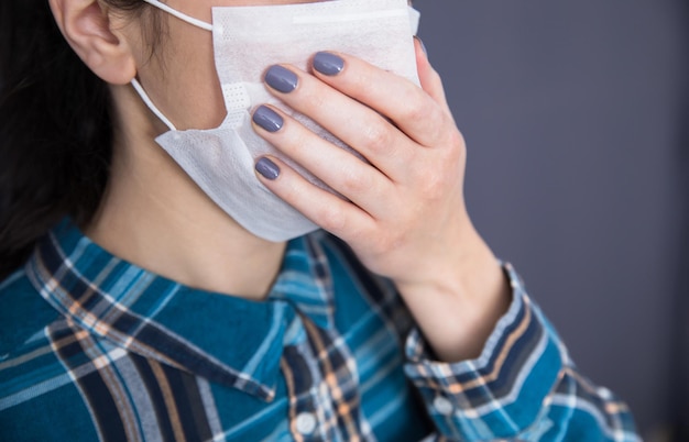 Mano de mujer en mascarilla