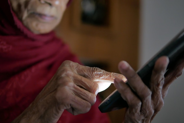 mano de mujer mayor con teléfono inteligente cerrar