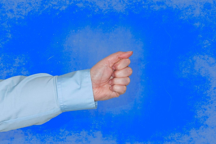 Foto la mano de la mujer muestra un gesto como lenguaje de señas