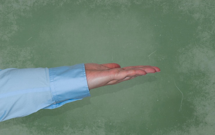 Foto la mano de la mujer muestra un gesto como lenguaje de señas