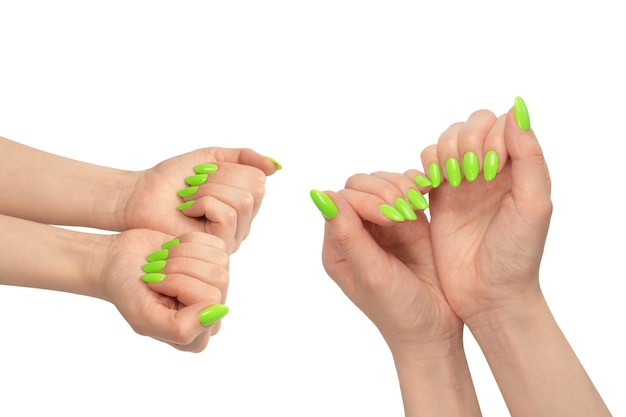 La mano de una mujer con naols verdes sostiene algún objeto pequeño o delgado aislado en un fondo blanco