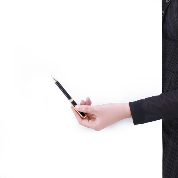 Mano de mujer de negocios apuntando con bolígrafo a un punto en la pantalla en blanco