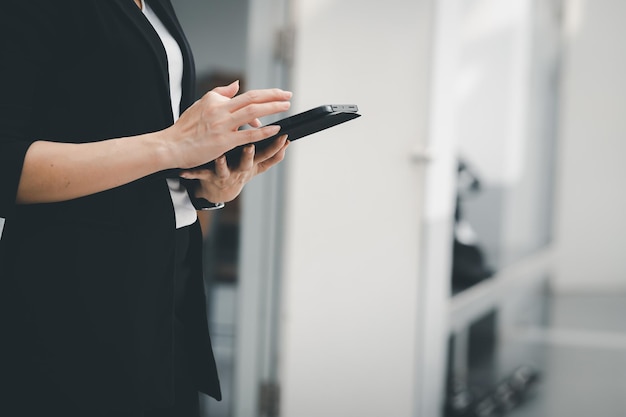 Mano de mujer de negocios asiática usando una tableta digital para enviar correos electrónicos