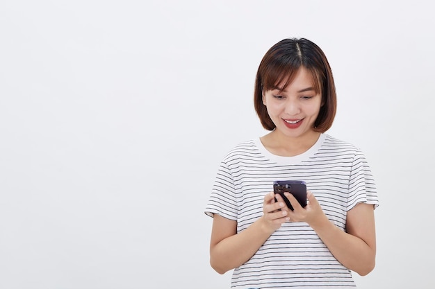 Mano de mujer de negocios femenina asiática usando teléfono inteligente