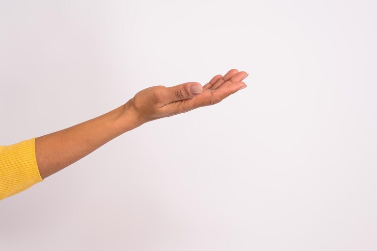 Foto la mano de una mujer de negocios mostrando un espacio de copia para anunciar un nuevo producto en un fondo blanco aislado