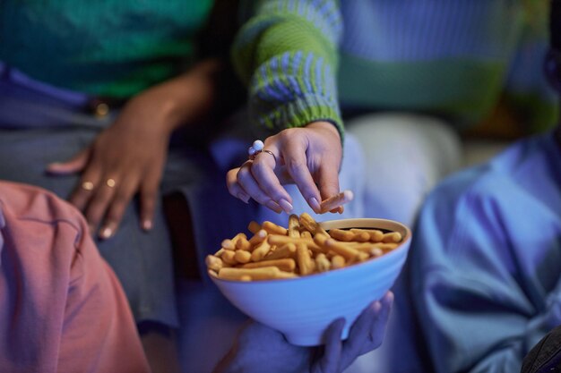 Foto la mano de la mujer con las palomitas de maíz