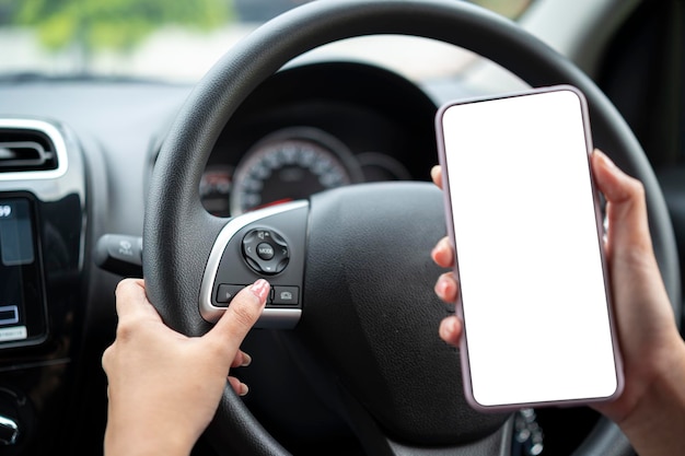 La mano de la mujer presiona el botón en el volante del auto cerrado