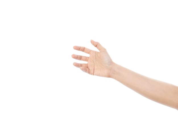 La mano de la mujer de primer plano sosteniendo algo como una botella o una lata aislada sobre un fondo blanco con un camino de recorte