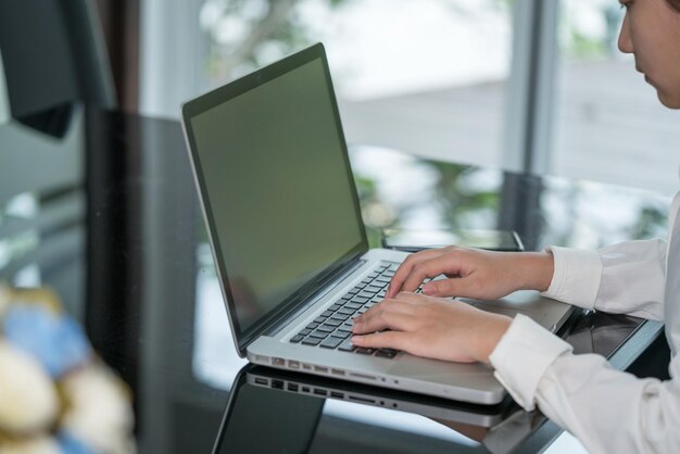 Mano de mujer de primer plano usando computadora portátil usando tecnología de conexión en línea para la educación empresarial