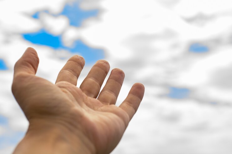 Foto mano de mujer que alcanza hacia el cielo
