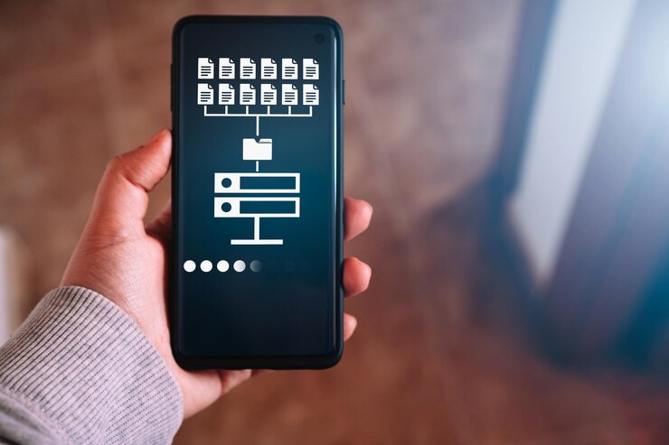 Foto mano de mujer que muestra el almacenamiento del servidor de host de datos en la pantalla del teléfono inteligente icono para el intercambio de información