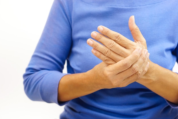 Mano de una mujer que sufre de dolor en la mano sobre fondo blanco Concepto de síndrome de salud y oficina