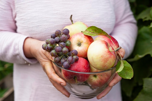 Mano de mujer recogiendo una manzana