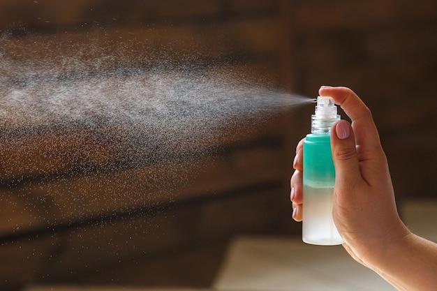 Foto una mano de mujer rociando spray hidratante