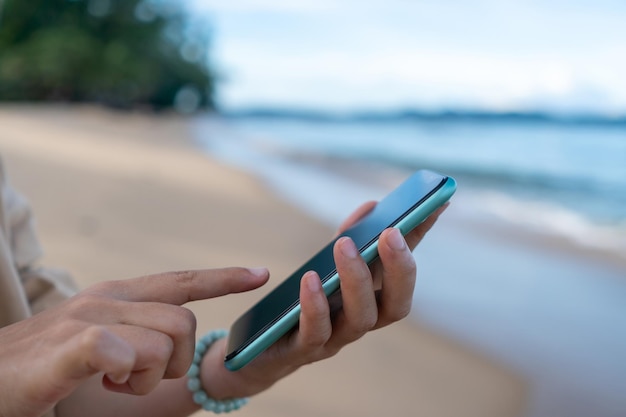 Mano de mujer con smartphone para trabajar negocios, redes sociales, concepto de comunicación.