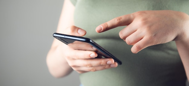 Mano de mujer con smartphone