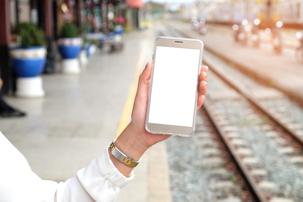 Mano de mujer con smartphone