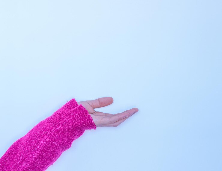 Foto mano de mujer sobre fondo blanco.