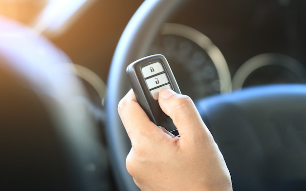 Mano de mujer sostenga un coche clave remota