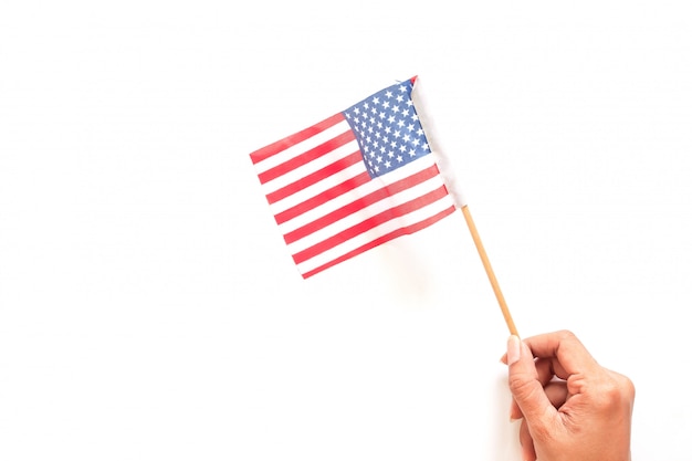 Foto mano de mujer sosteniendo la bandera americana en blanco