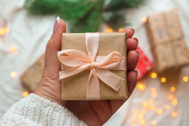 Foto mano de mujer sosteniendo una caja de regalo