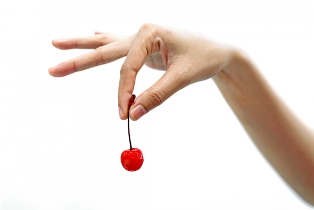 Mano de mujer sosteniendo cerezas rojas frutas aisladas sobre fondo blanco.