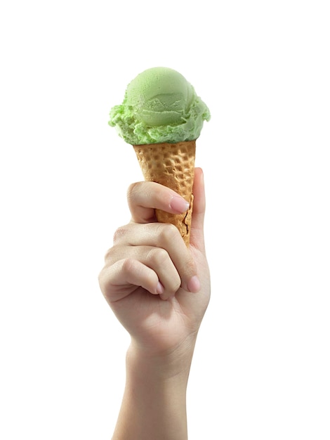 Una mano de mujer sosteniendo un cono de helado sobre un fondo blanco.