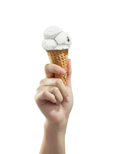 Una mano de mujer sosteniendo un cono de helado sobre un fondo blanco.