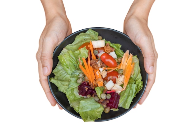 Mano de mujer sosteniendo ensalada de verduras y comiendo Desayuno Trazado de recorte aislado sobre fondo blanco