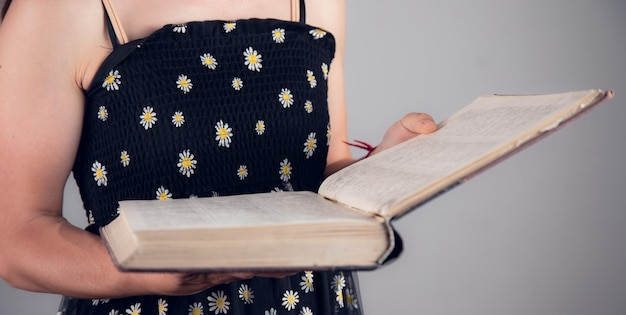 Mano de mujer sosteniendo un libro para leer