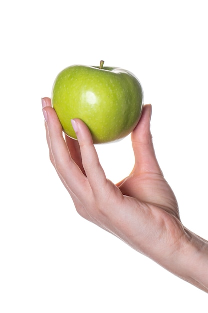 Mano de mujer sosteniendo manzana verde aislado en blanco. Dieta.