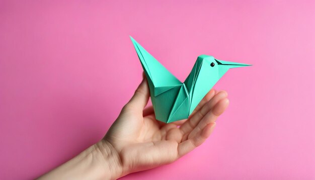 una mano de mujer sosteniendo un origami