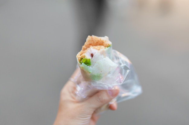 Mano de mujer sosteniendo rollo de helado de maní en el mercado nocturno Taiwán Street Food y concepto de viaje