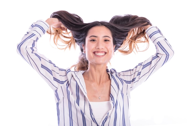 Mano de mujer sosteniendo su cabello largo con mirar las puntas dañadas de los problemas de cuidado del cabello