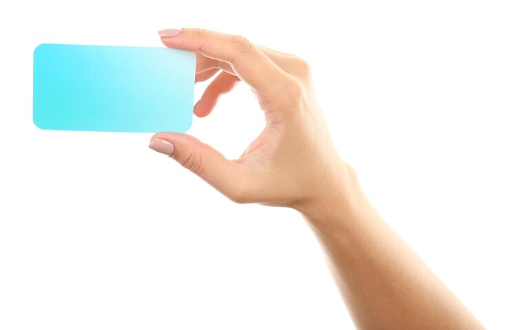 Foto la mano de la mujer sosteniendo una tarjeta aislada en blanco